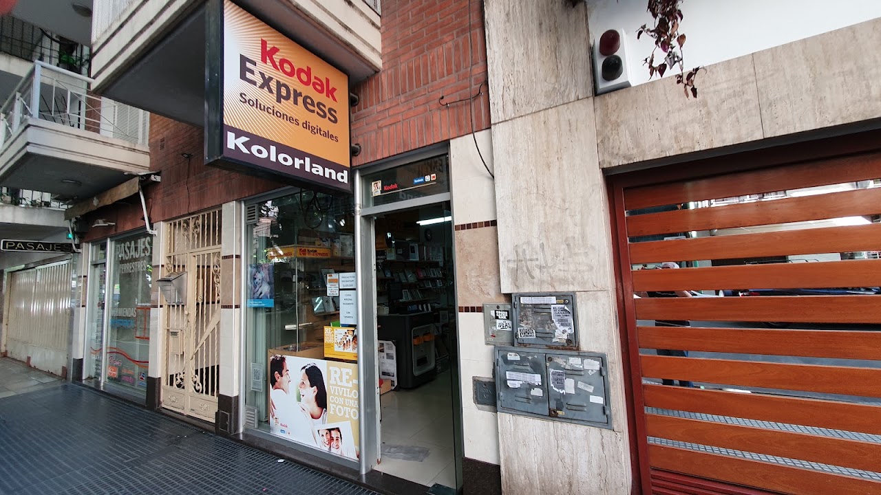 Fachada de Foto Kodak Kolorland en Cnel. Ramón L. Falcón, Flores